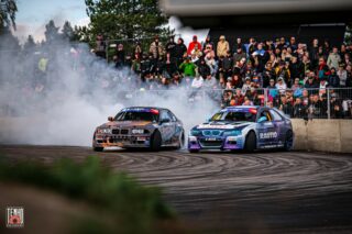 Kaksi drifting-autoa radalla