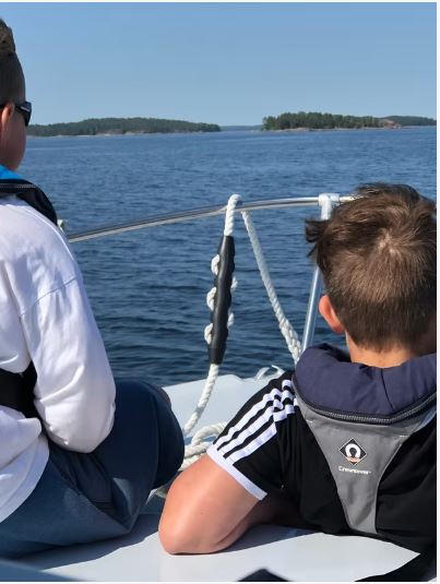 Saarenrannan veneen kyydissä perhe