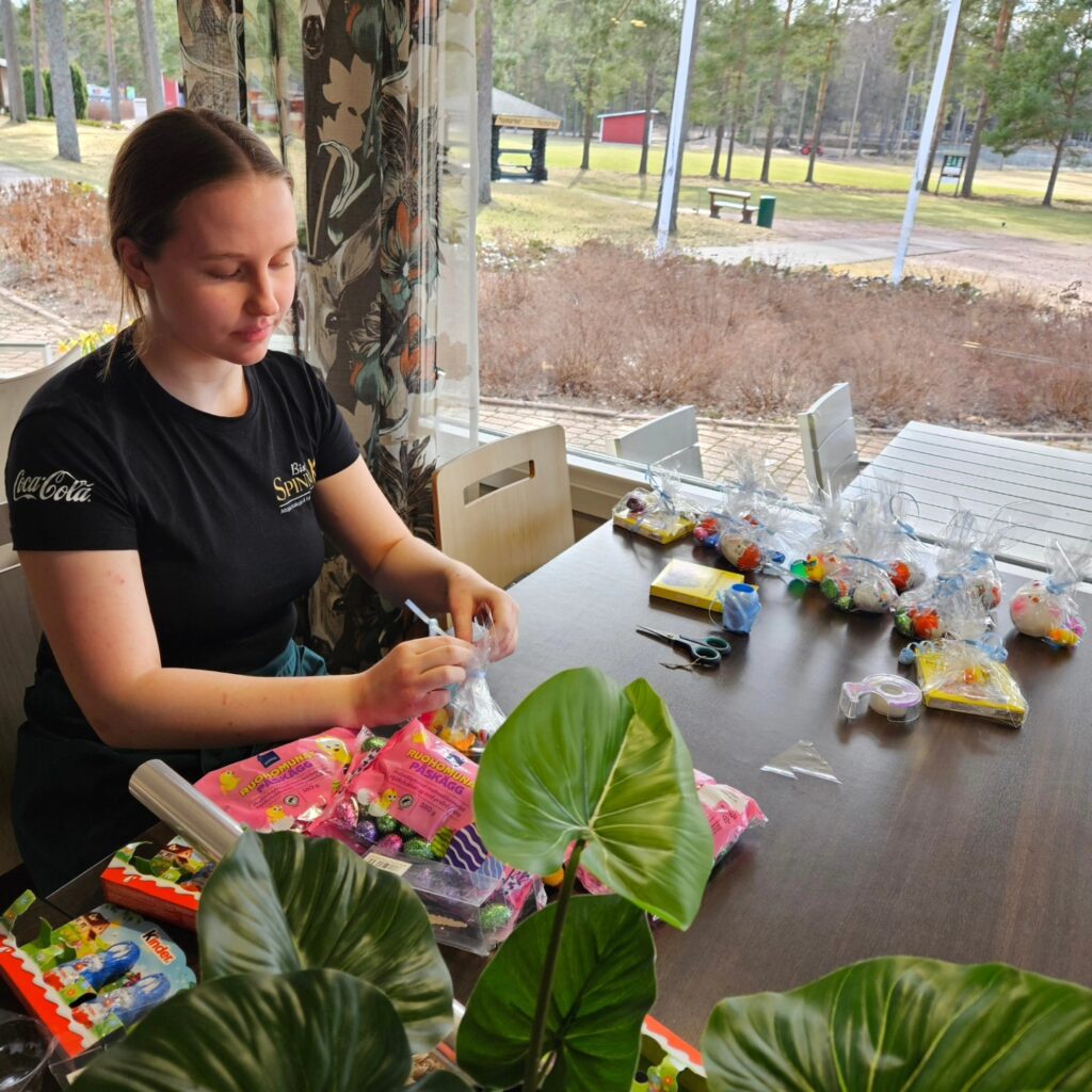 Spinni Bistron työntekijä valmistautuu pääsiäiseen Santalahdessa