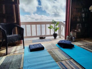 Söderstrand Bed and Breakfast Loviisassa tarjoaa joogaa venevajassa merinäkymillä