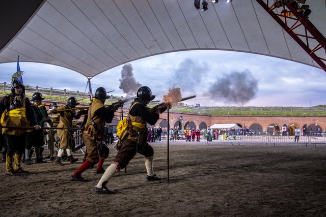 Sotilaat ampuvat juhlallisesti Haminan bastionissa.