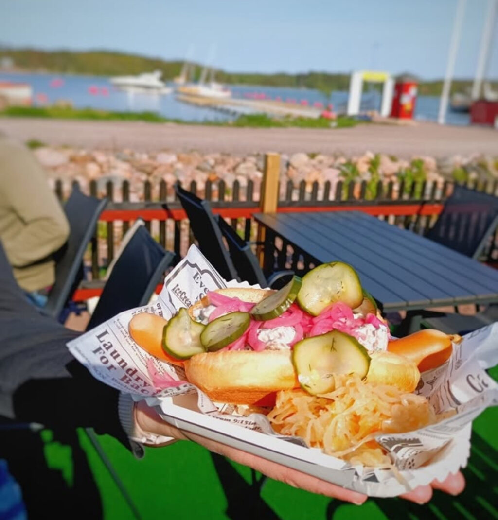 SommarFylla Ravintolan terassi ja ruoka-annos