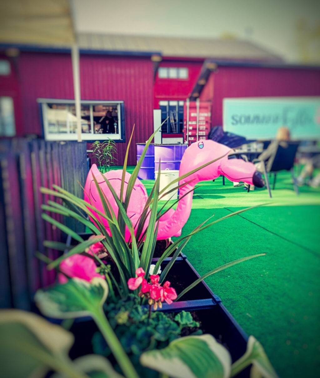 Ravintola SommarFyllan terassi ja pinkki flamingo